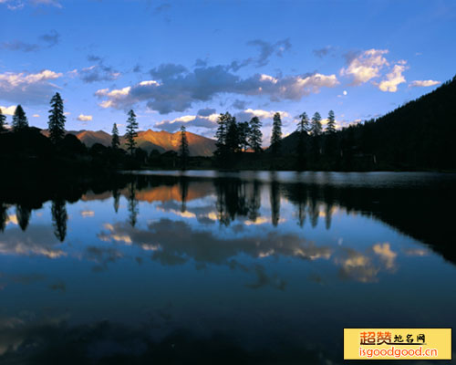 如龙附近景点措卡湖