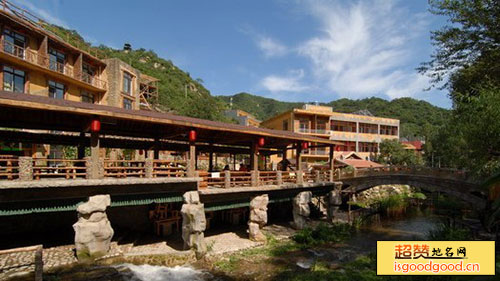 峡川附近景点卧龙山庄度假村