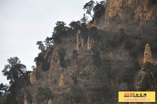 峪耳崖附近景点黄崖寺塔群