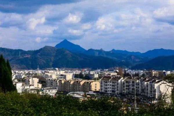 东岳山图片