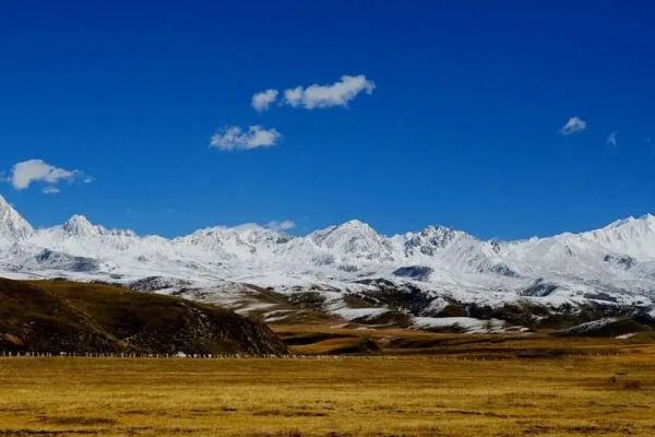 亚拉雪山图片