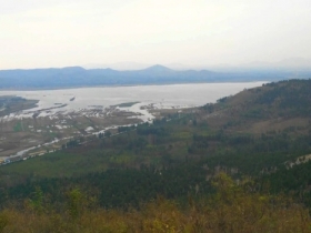 尼山
