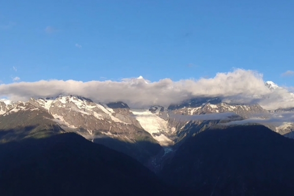 察里雪山图片