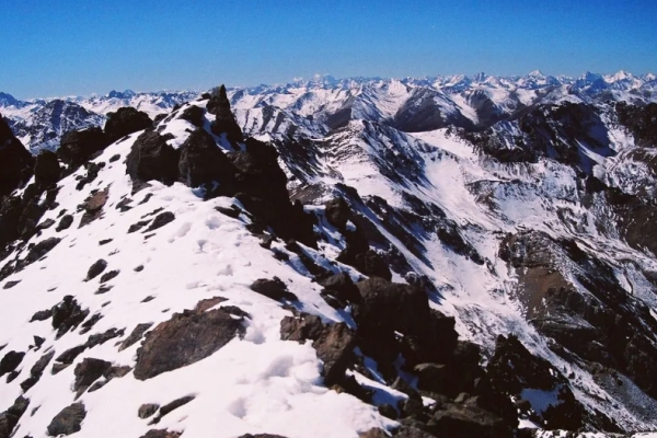 察里雪山图片