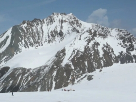 岗什卡雪峰