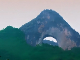 月亮山