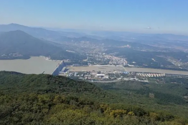 河东山图片