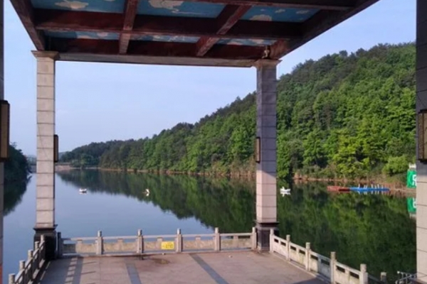 梅红山图片