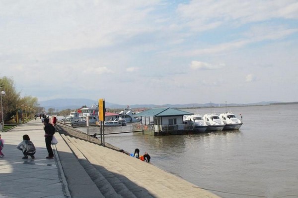 饶河沿江公园旅游攻略
