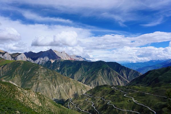 觉巴山图片