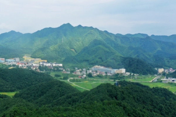 西岩山图片