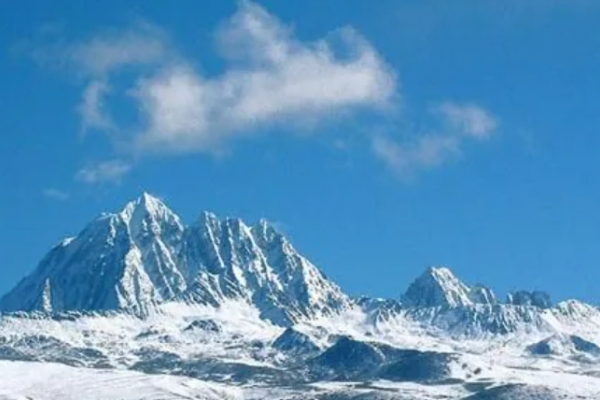 雅拉神山图片